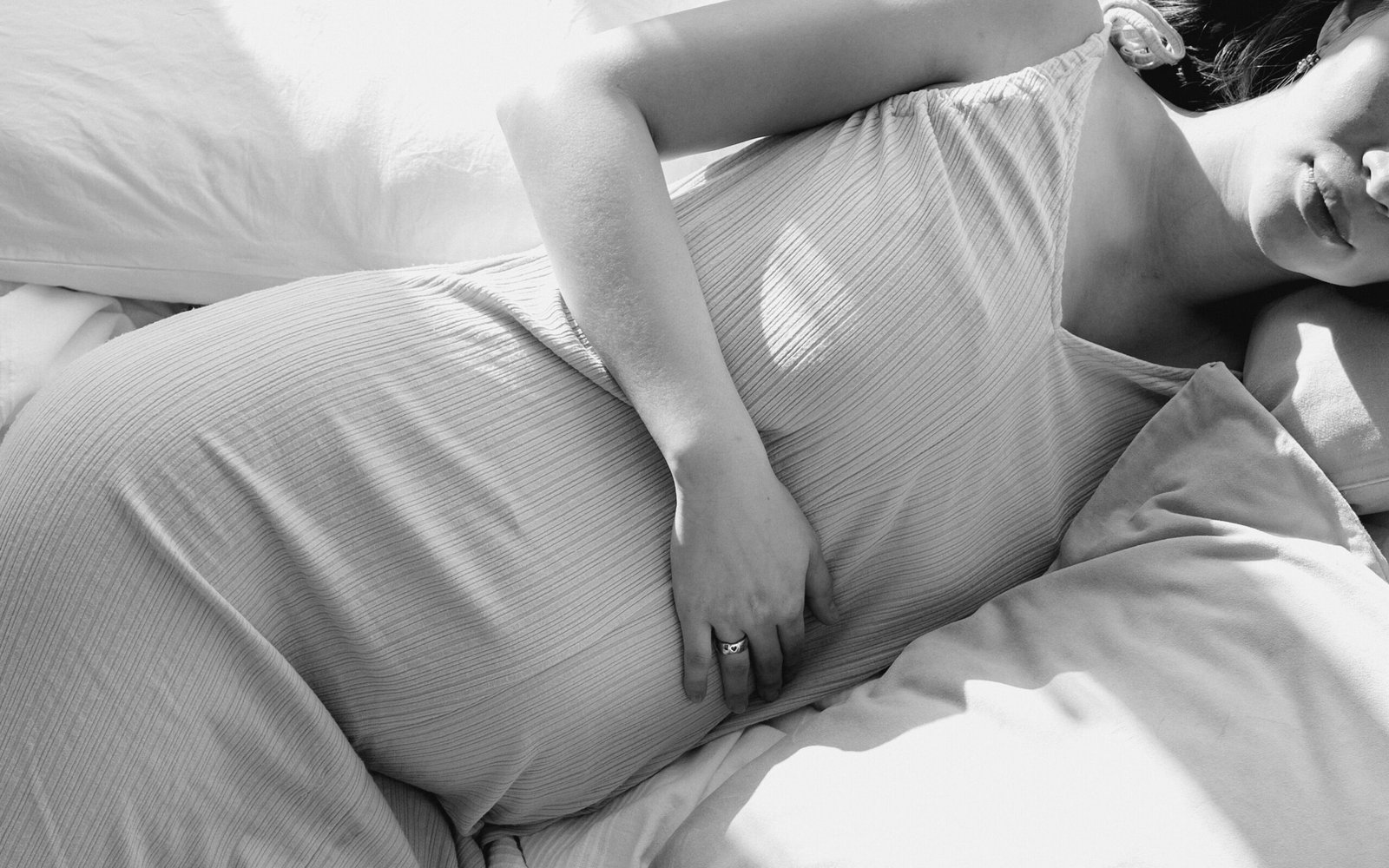 une femme enceinte allongé confortablement