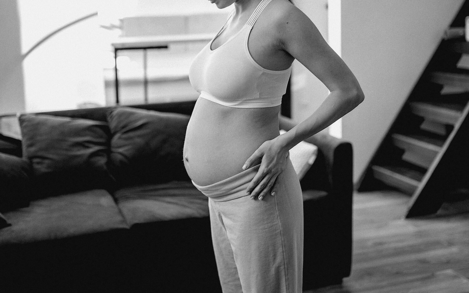 Une femme enceinte pratiquant un exercice de respiration contrôlée debout