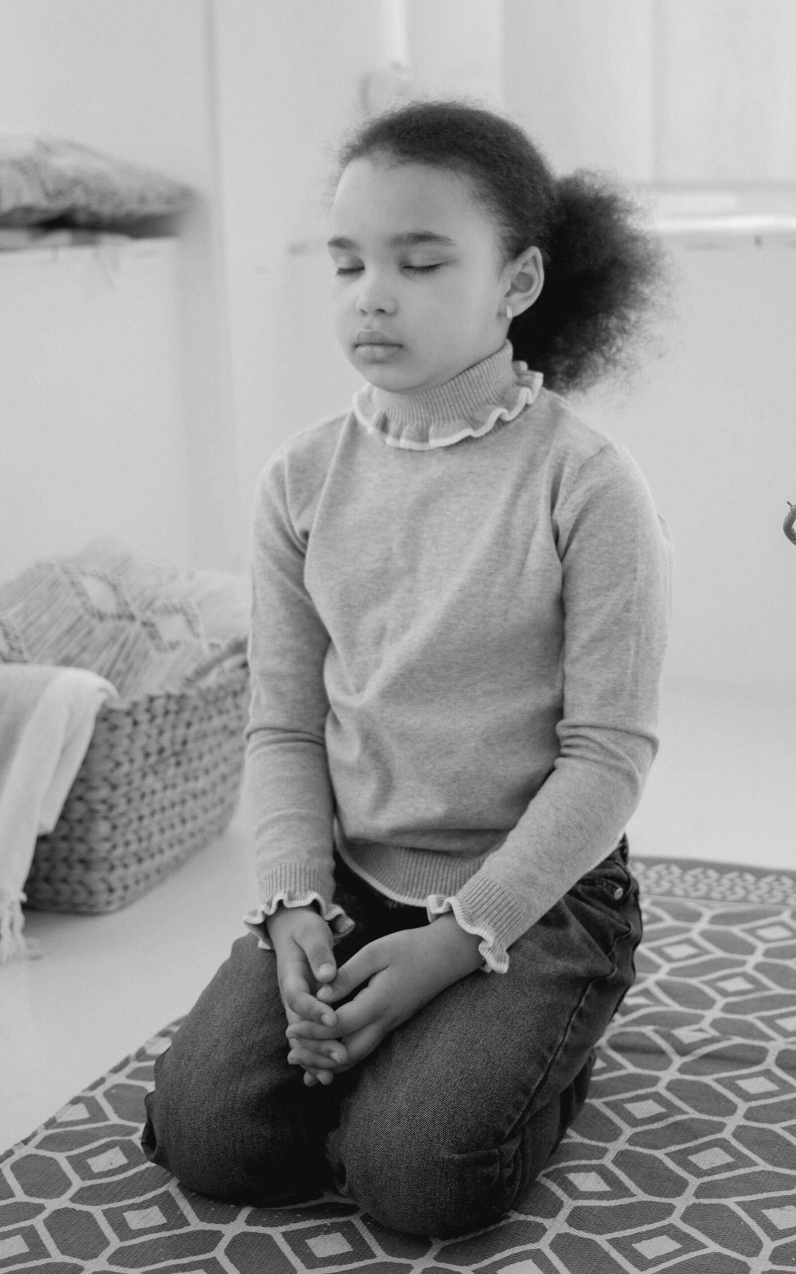 Un enfant pratique un exercice de visualisation en séance de sophrologie