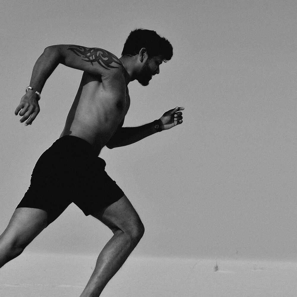 Un homme s'entraine entre ses séances de sophrologie tel un sportif pour un marathon